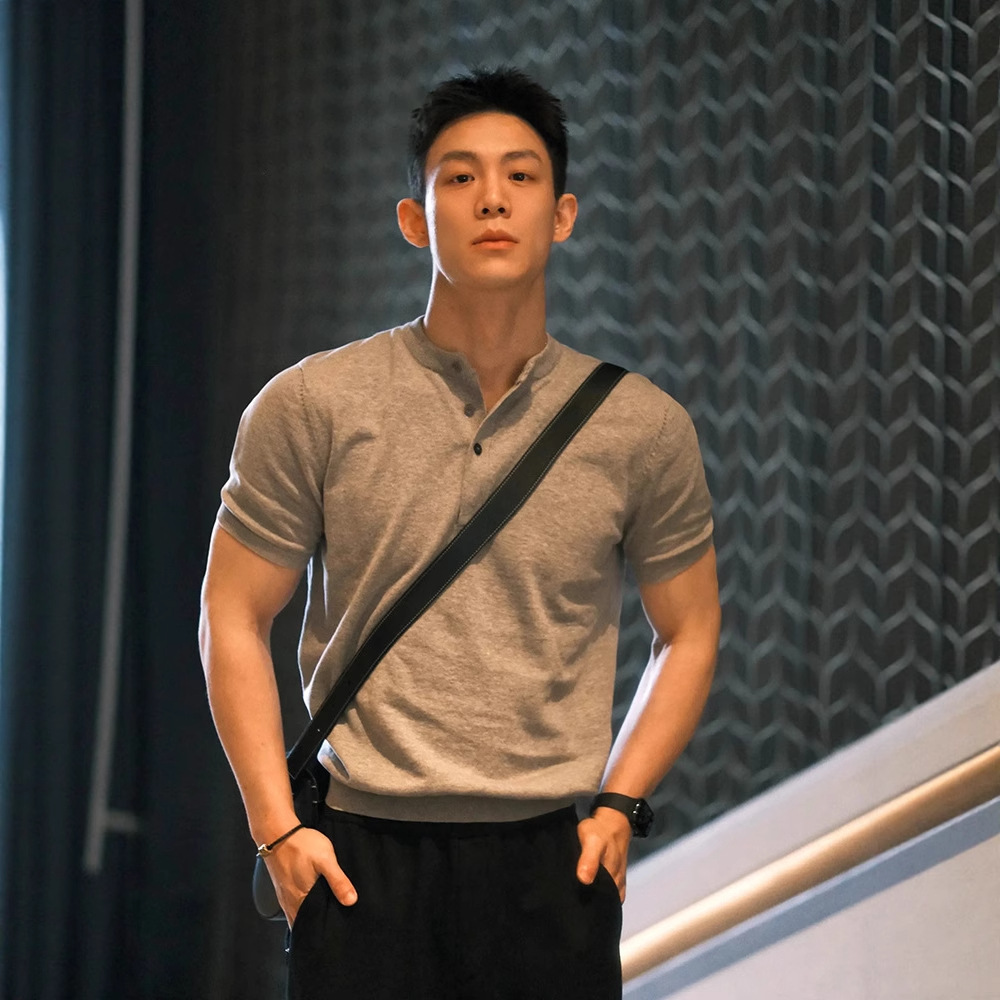 American fitness Henley collar short-sleeved polo shirt for men, summer off-the-shoulder, tight-fitting T-shirt with a strong and firm half-sleeve details Picture