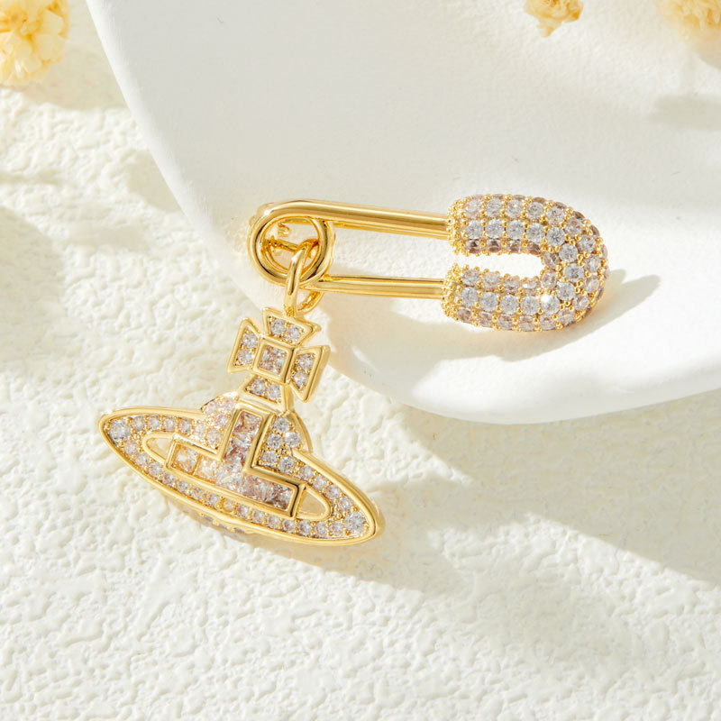 The classic Saturn brooch with a light luxury and fashionable design, slightly studded with zirconium, features a unique and retro look. It is a best-selling brooch for daily wear Application Scenario