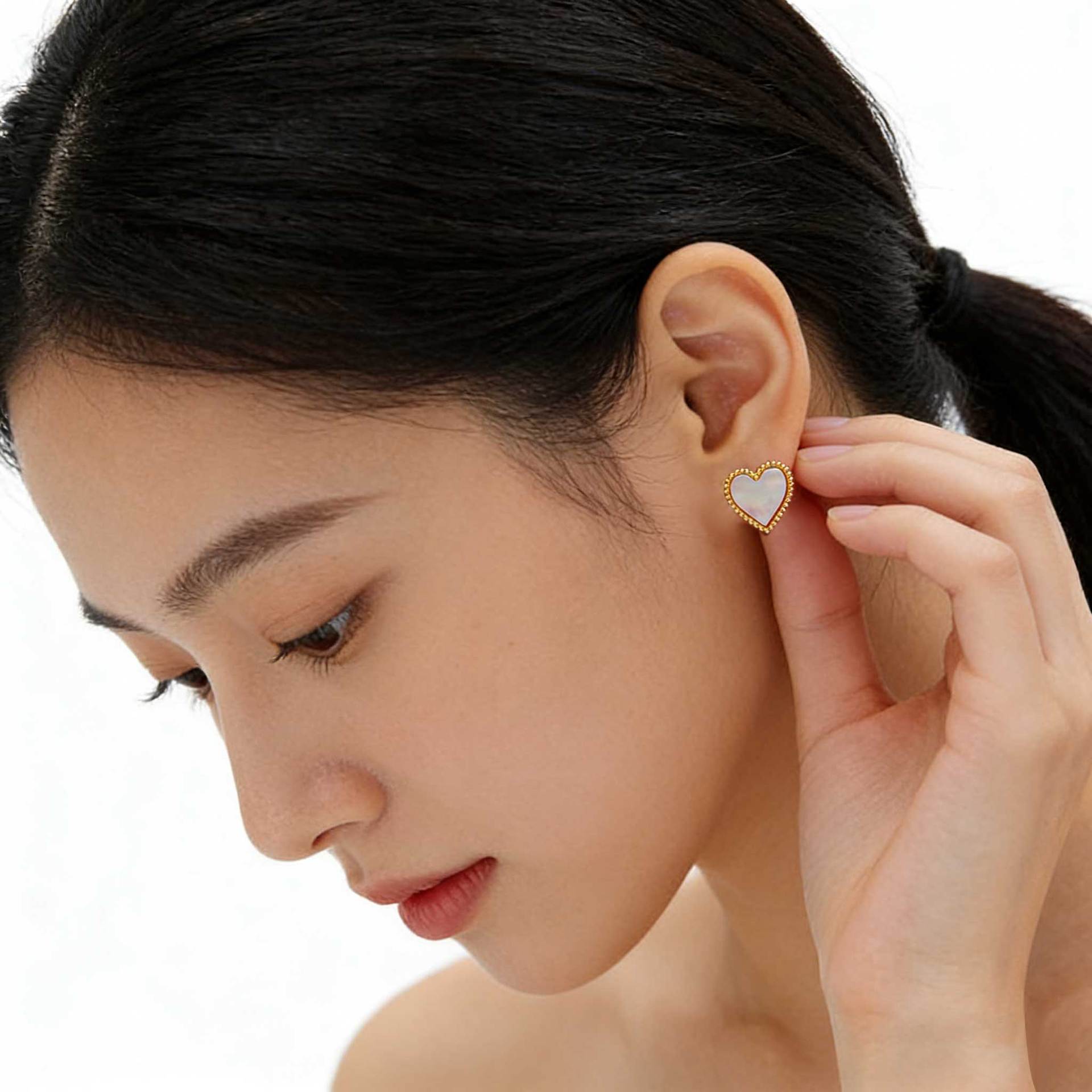 Hyacinth Lace heart-shaped stud earrings, natural white mother-of-pearl earrings, 2026 live-streaming bestsellers, light luxury, high-end and elegant earrings details Picture