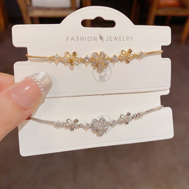 This summer, fresh and light luxury, high-end zirconium flower pull-out bracelet is unique, fashionable, versatile and super shiny. It's a perfect bracelet for women