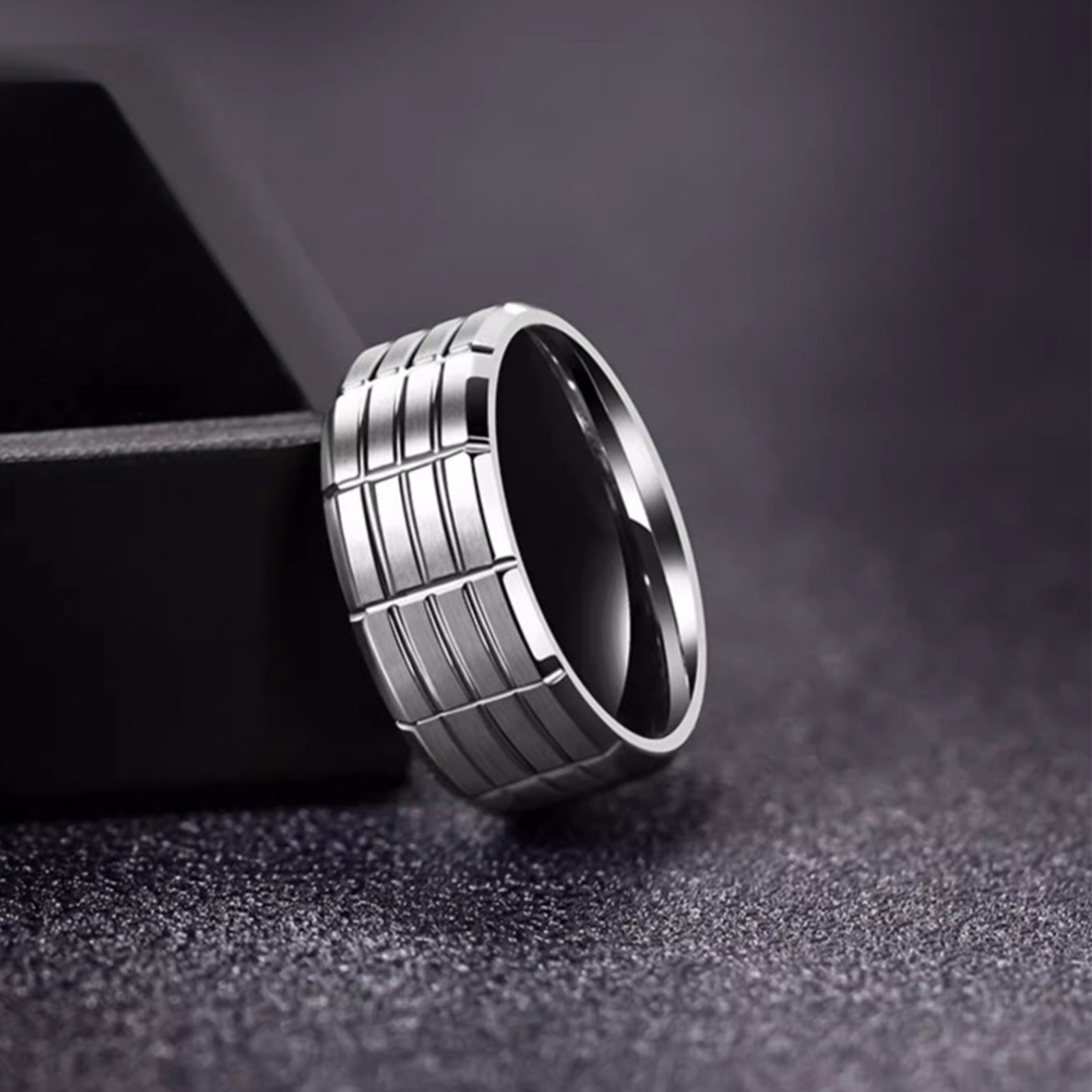 Cross-border supply Yiwu factory direct sales of small accessories. Popular stainless steel men's rings from Europe and America with black plating and pattern finishing Specification image