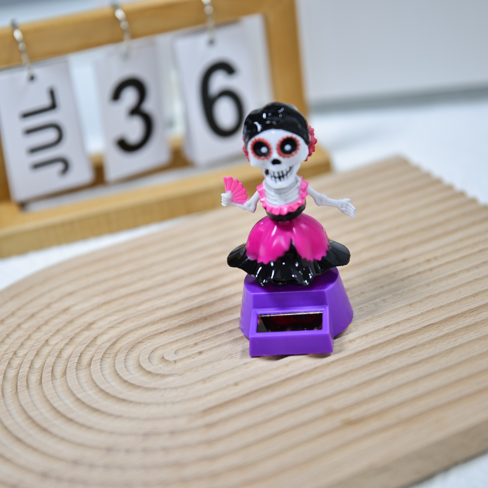 New Halloween car female version skull solar figment, Ghost Festival shaking head doll gift, ABS material manufacturer Specification image