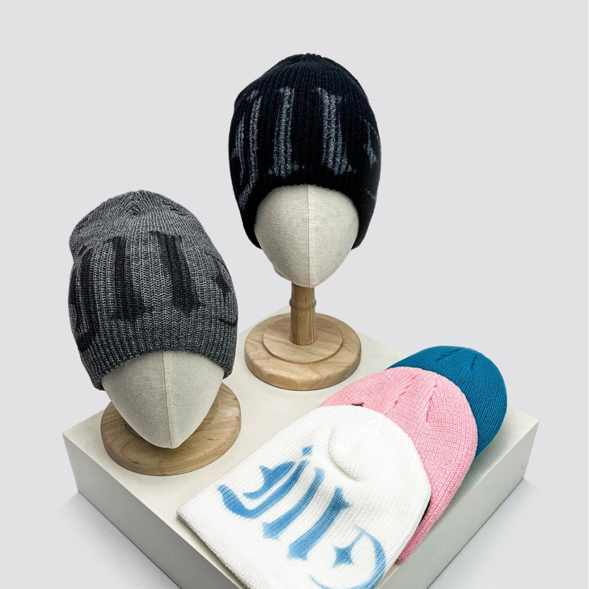 2025 New Korean-style sweet and cool Japanese-style letter cold cap, niche fashion, face-enhancing small ear-protecting knitted cap for winter Specification image