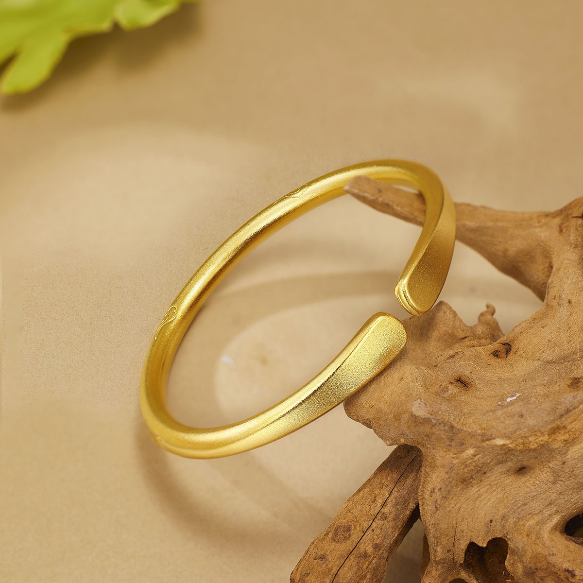 Vietnamese sand gold "Fu" character auspicious cloud bracelet, a traditional Chinese style imitation golden solid horse trampling auspicious cloud plain ring bracelet Application Scenario
