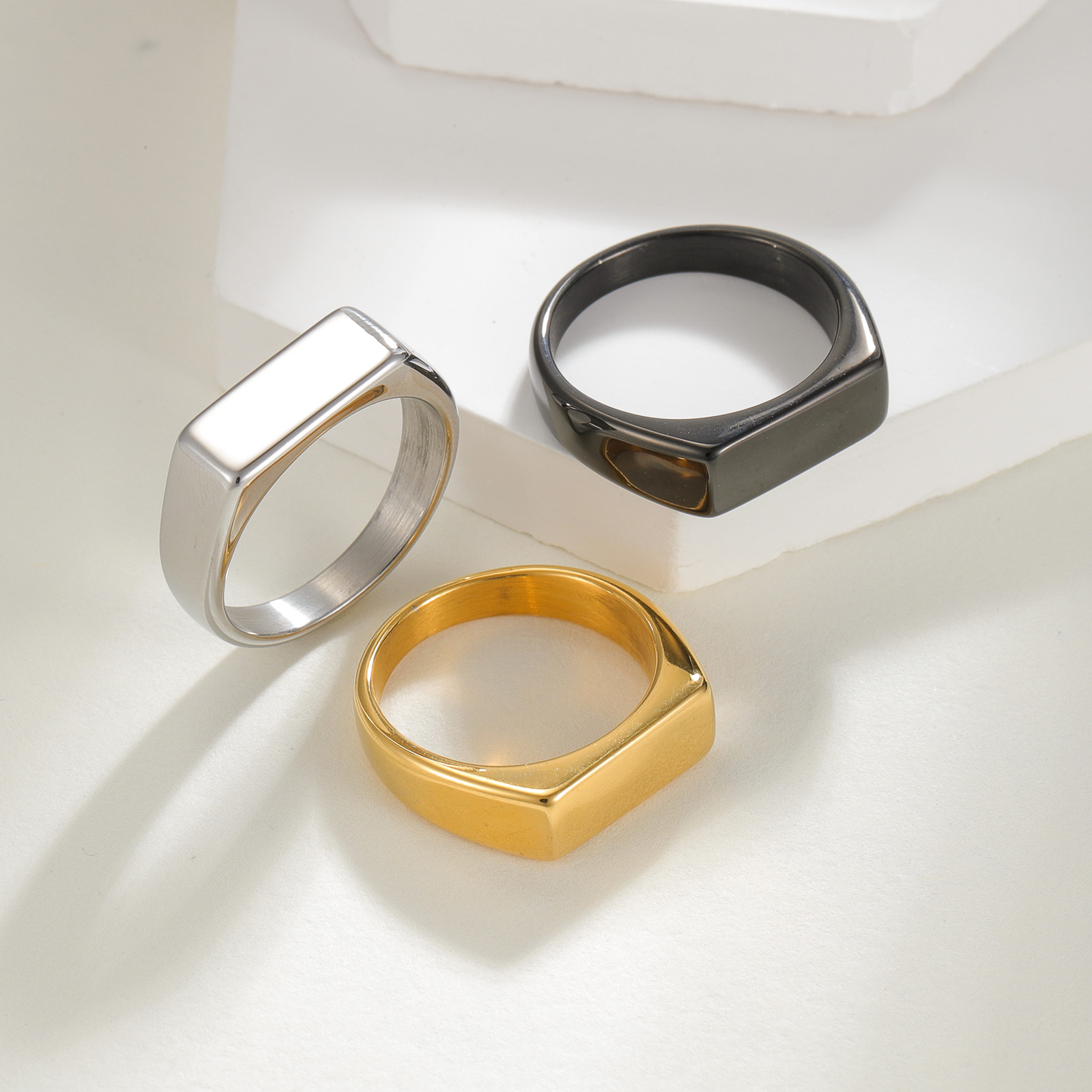 A 7mm titanium steel rectangular ring for European and American jewelry, a retro and trendy girl's unique cast stainless steel golden seal ring