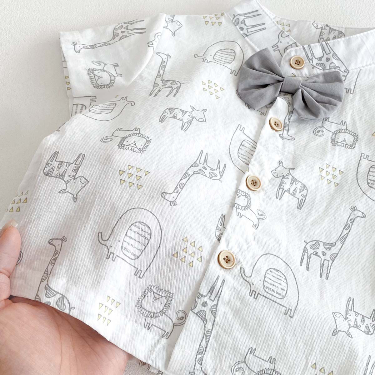 Boys' short-sleeved shirt in Hong Kong style, cool and fashionable 2025 children's summer wear, boys' summer shirt and shorts set, stylish Specification image