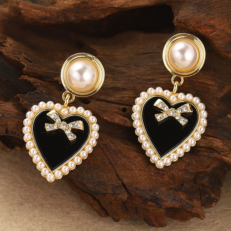 Pearl heart-shaped earrings with a light luxury and high-end feel, versatile and niche bow stud tassel earrings for women in the new summer of 2024 details Picture
