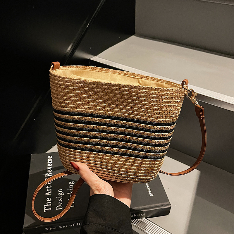 Cross border strap bag moda versátil verano nuevo diseño de nicho crossbody bucket bag strap bag tote bolso de mano tejido playa vacante strap bag details Picture