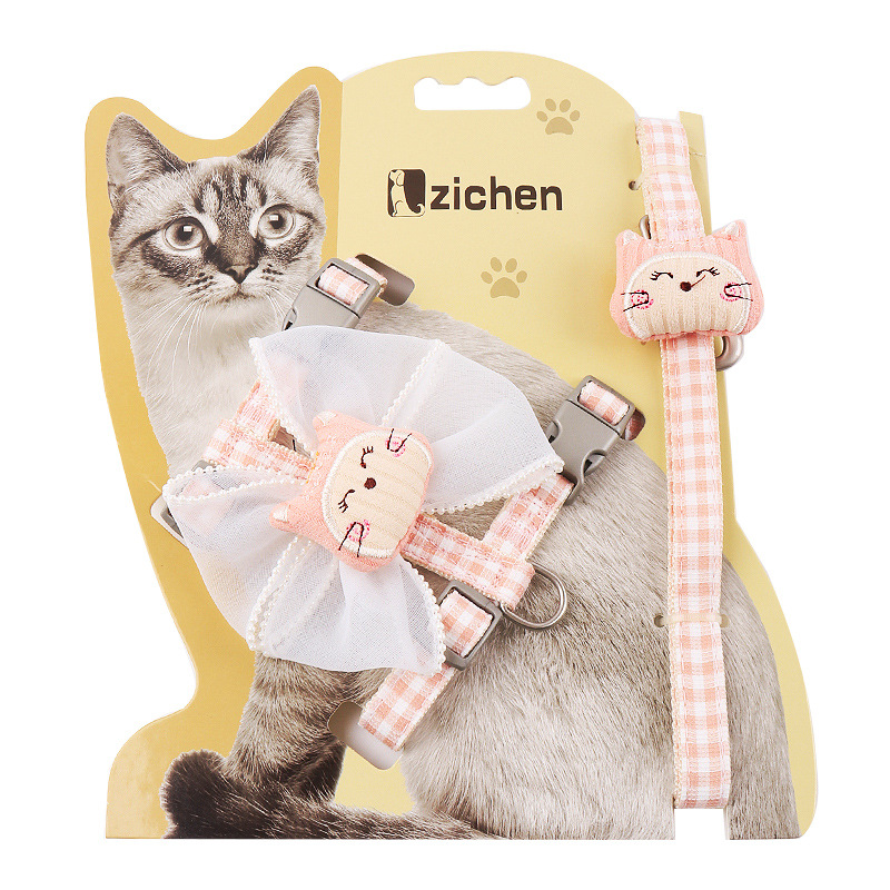 ويحمل القط حزاما احمر حبل القط خارج البيت Item Picture