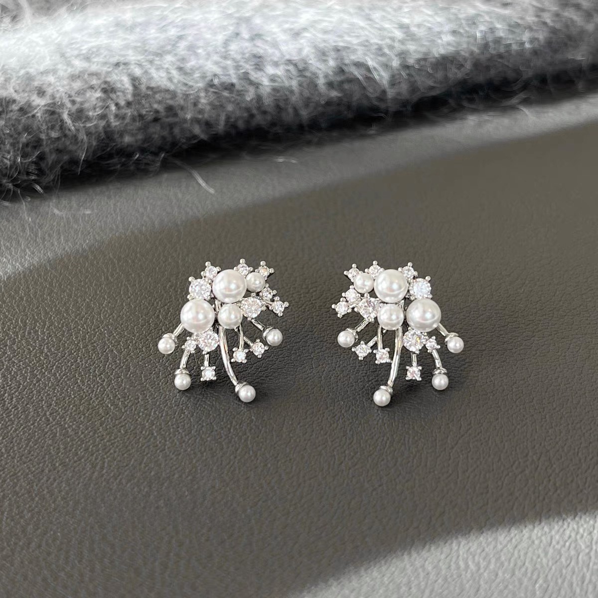 Full-diamond butterfly four-leaf clover flower earrings, elegant and light luxury zircon earrings, high-end s925 silver needle jewelry wholesale Specification image