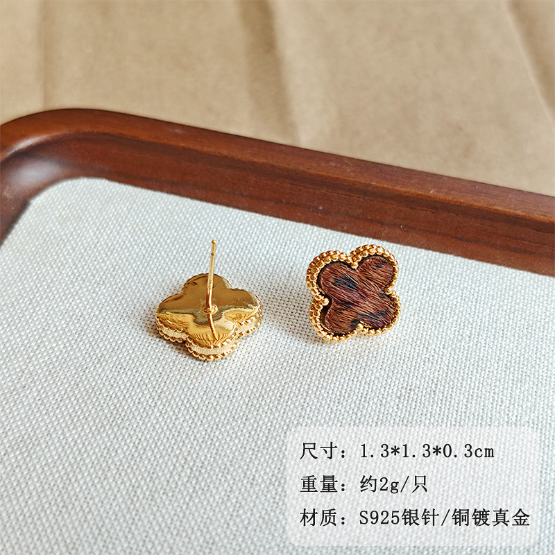 Autumn and winter retro leopard print four-leaf clover stud earrings for women, a light luxury and high-end look, a small and luxurious commuter earring and earrings details Picture