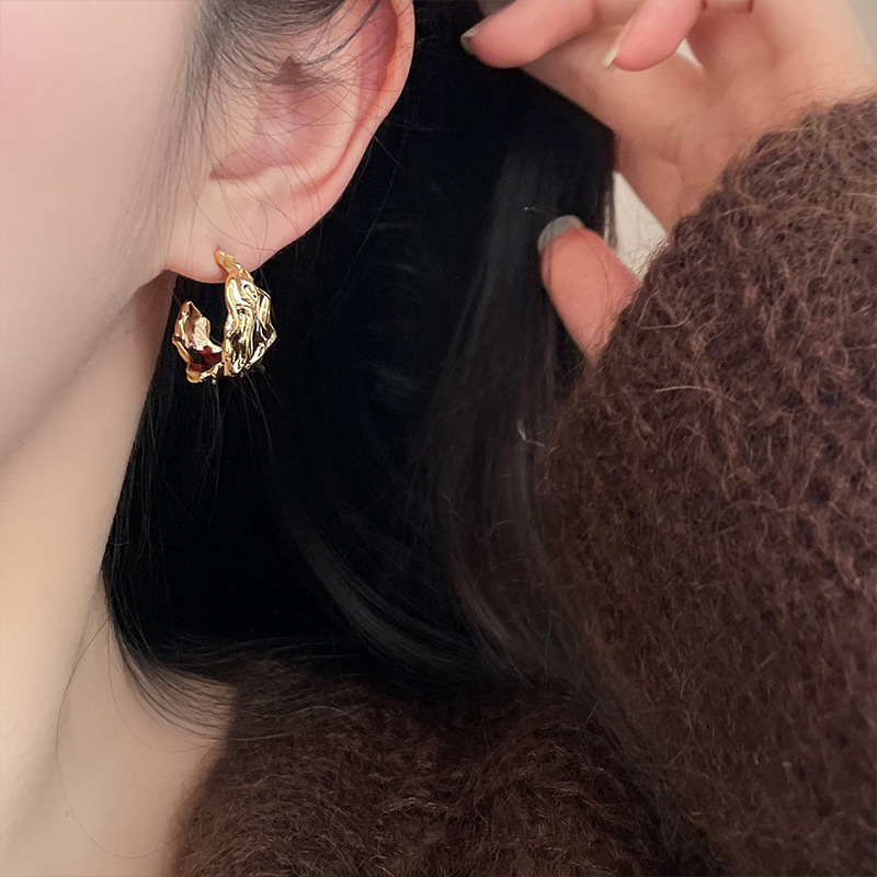European and American niche light luxury earrings, with a high-end design sense, lava pattern, fashionable and cold style, stud earrings, versatile and elegant earrings