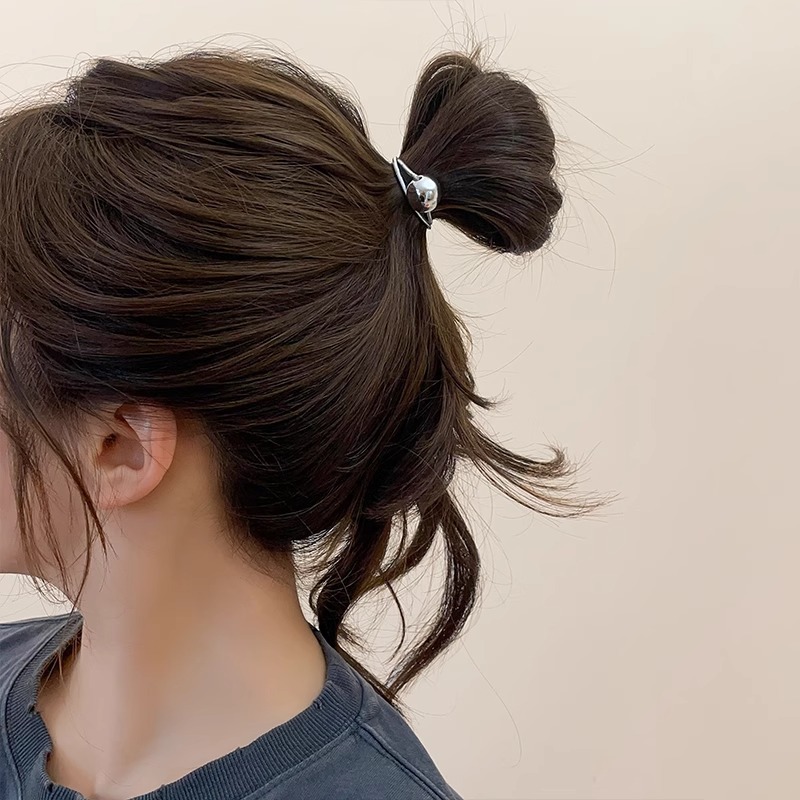 The Korean blogger Feng Liang's silver small ball hair band and headband are both unique and stylish, featuring elastic hair accessories and bracelets that exude a simple yet sophisticated vibe details Picture