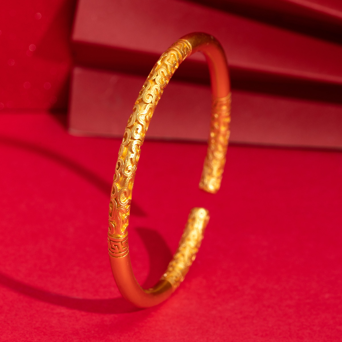 Tienda de oro el mismo estilo antiguo fasha oro seiko curly hierba patrón abierto xiangyun brazalete cobre chapado en oro círculo vegan premium sentido pulsera primera joyería al por mayor marea Application Scenario