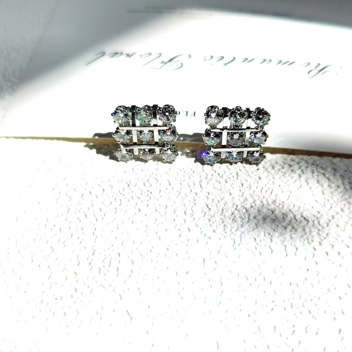 High-end and luxurious zircon square stud earrings for women, trendy and individualistic silver needle earrings, 2023 new style Specification drawing