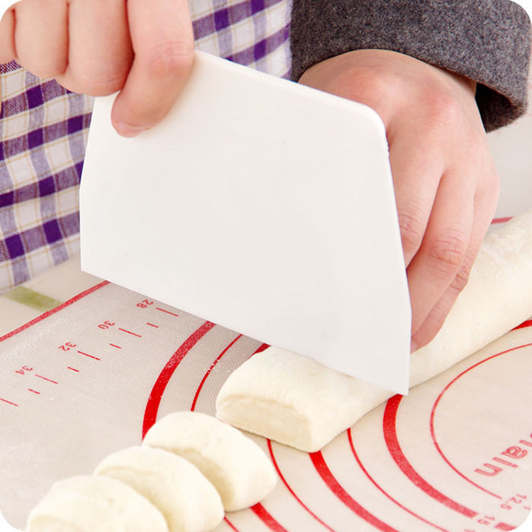 Plastic cream cake cutter, trapezoidal dough cutter, oil scraper, baking scraper, cake scraper