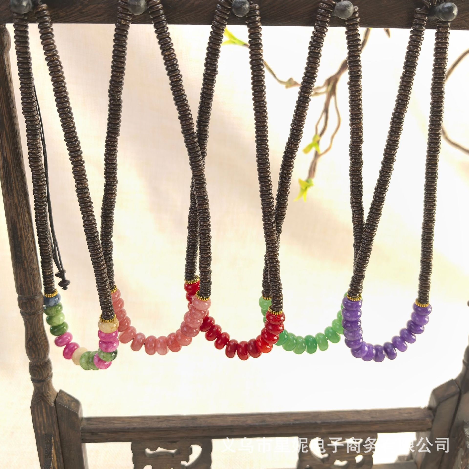 Retro Maillard natural stone agate necklace, a niche design, a popular online hit, fashionable and versatile autumn sweater chain Application Scenario