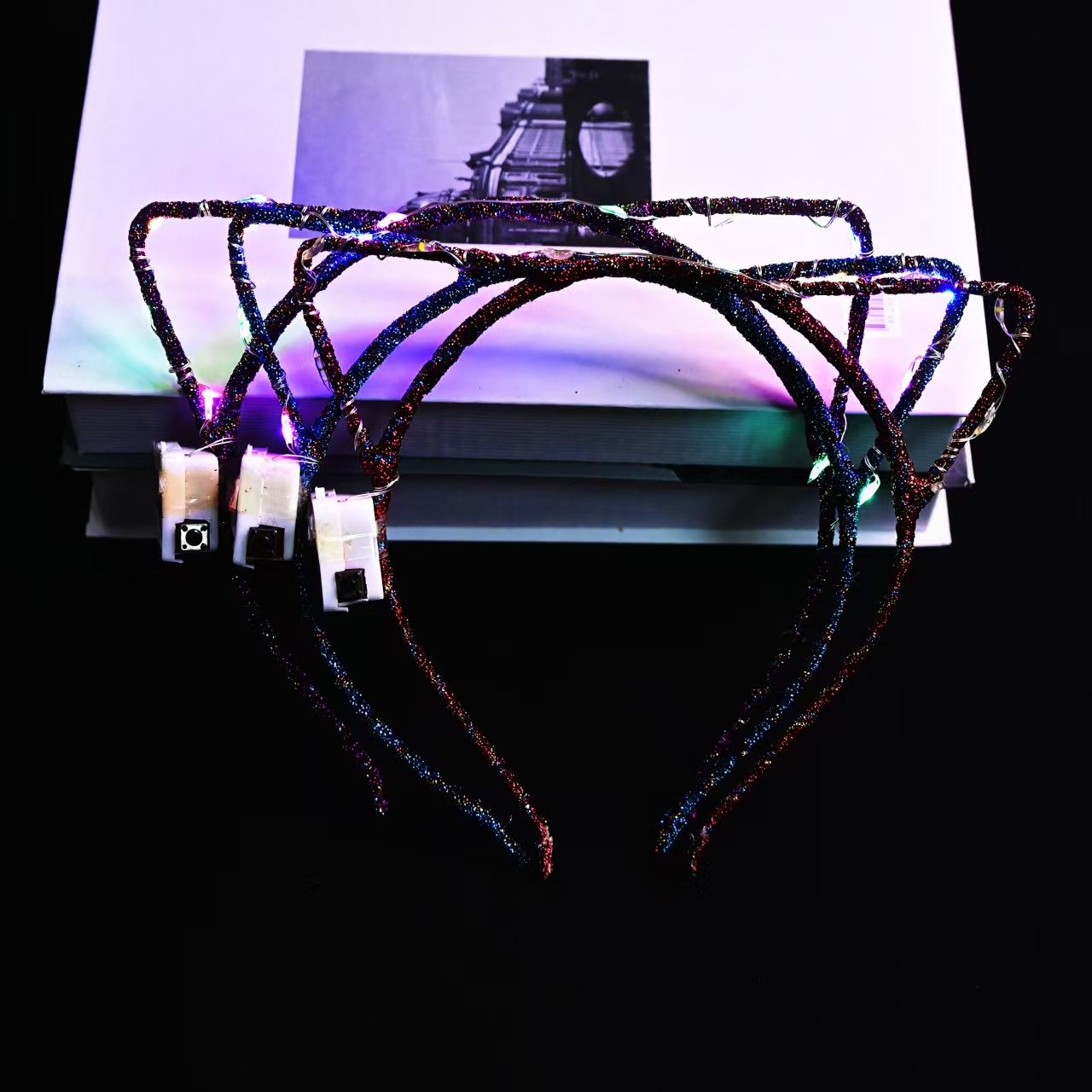 Luminous headbands, night market cat ear headbands, glittering flower garlands, hair accessories, adult and children's night market stalls, luminous toys Application Scenario