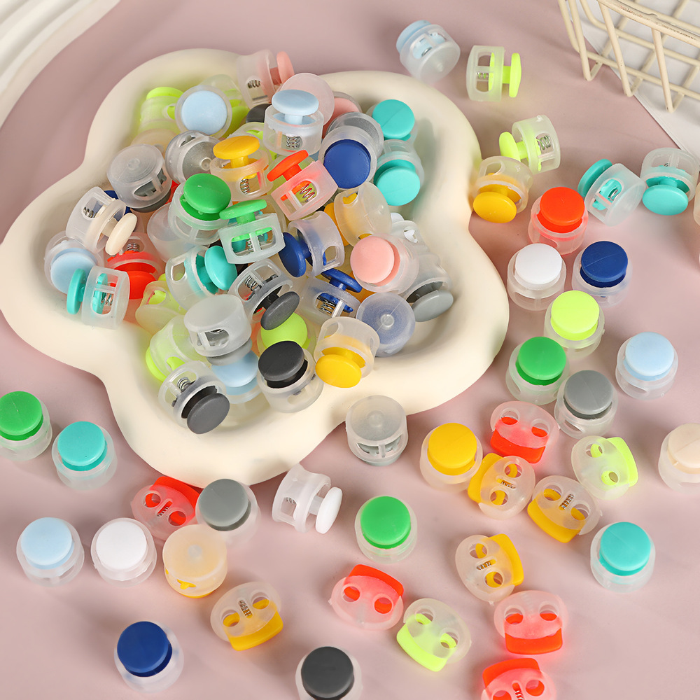 Colored plastic single-hole adjustable button clock cap, double-hole circular string button material, spring buckle, adjustable buckle, anti-slip Application Scenario