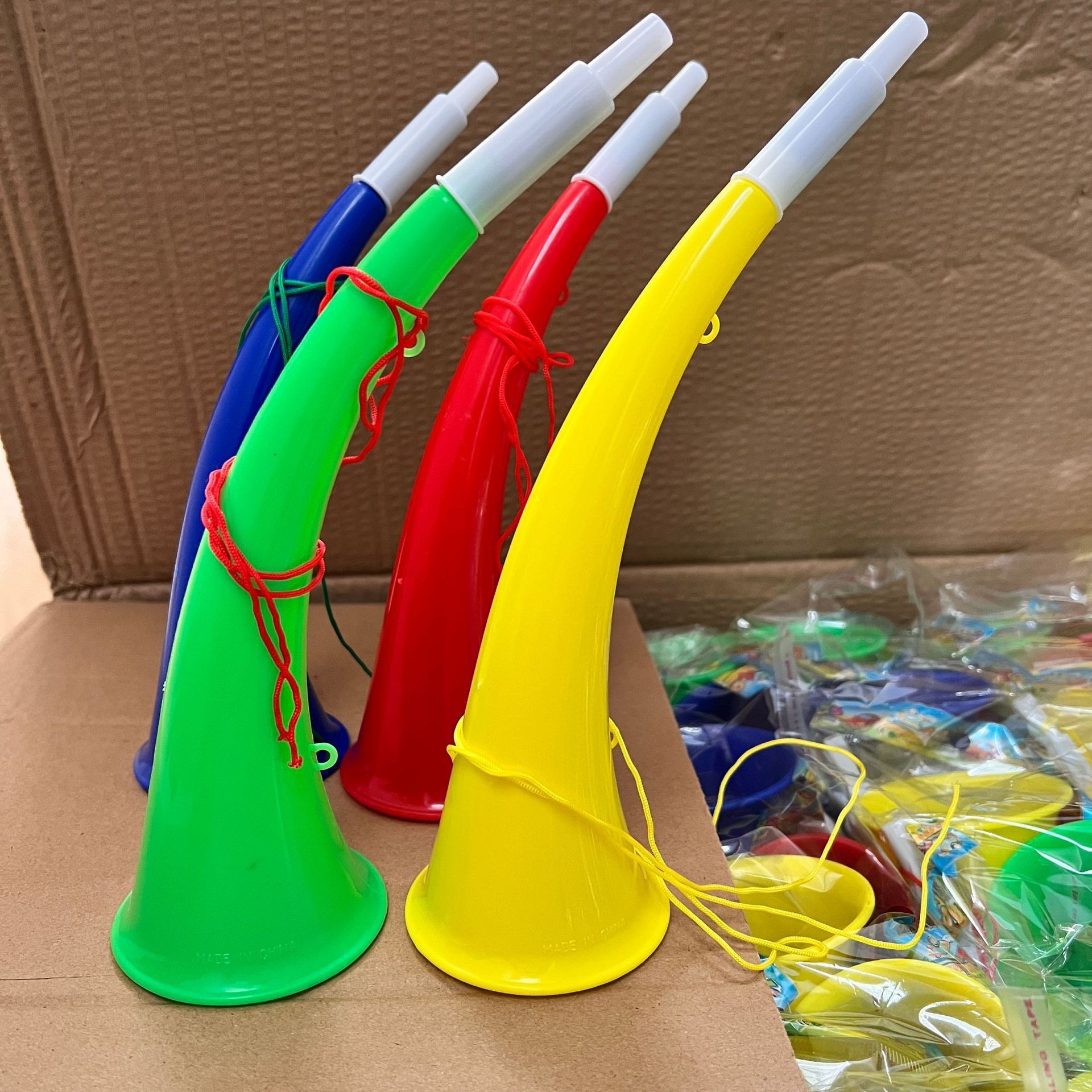 Elbow pipe, horn horn, vuvuzela, school party, sports meeting, cheerleading team, atmosphere, cheering props, competition, fans