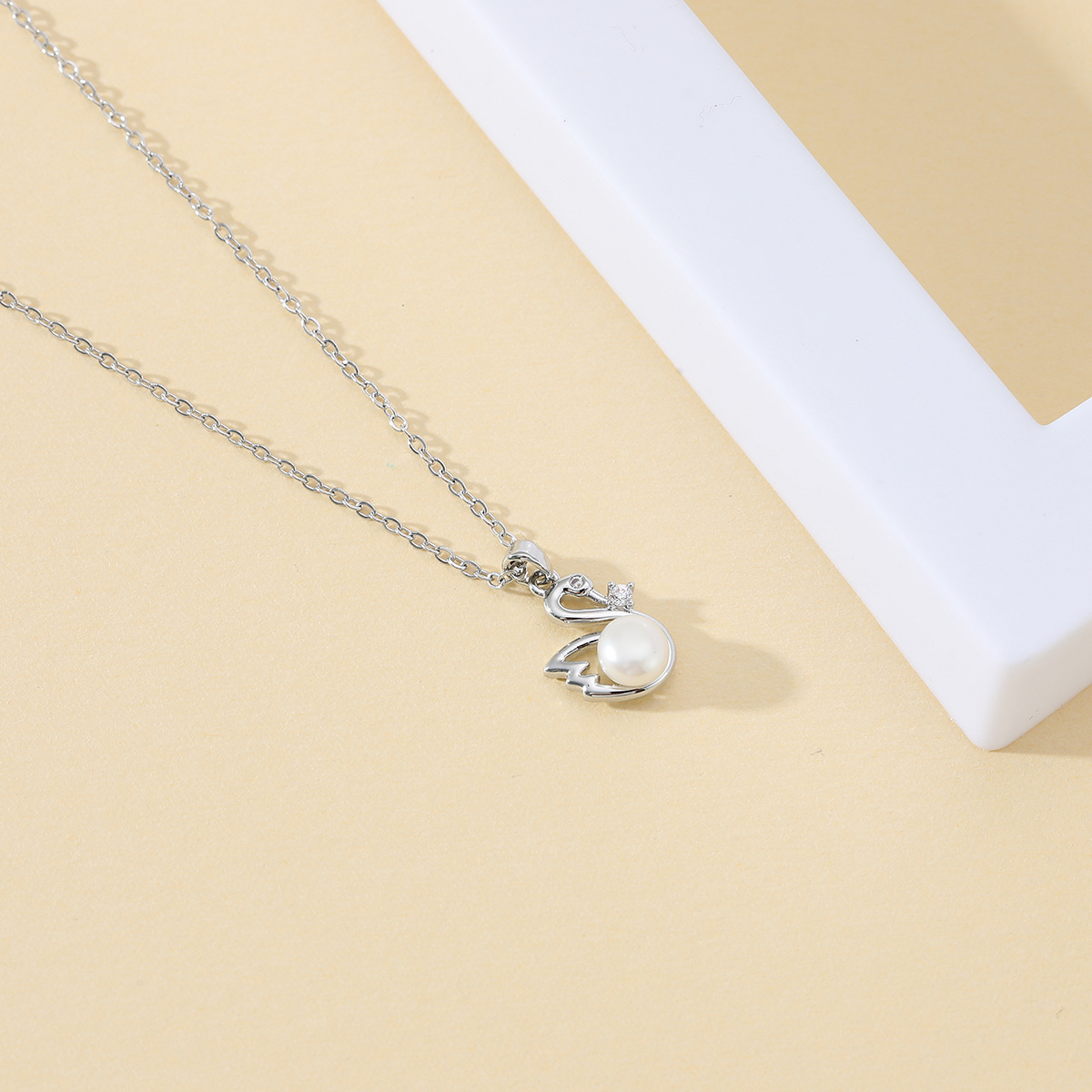 Wholesale of new copper-plated real gold natural freshwater pearl swan pendant and zircon necklace collarbone chain Application Scenario