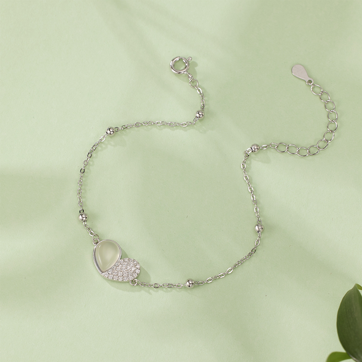 This fashionable and versatile heart-shaped bead bracelet, set with white chalcedony, is a unique and light luxury design for women's jewelry details Picture