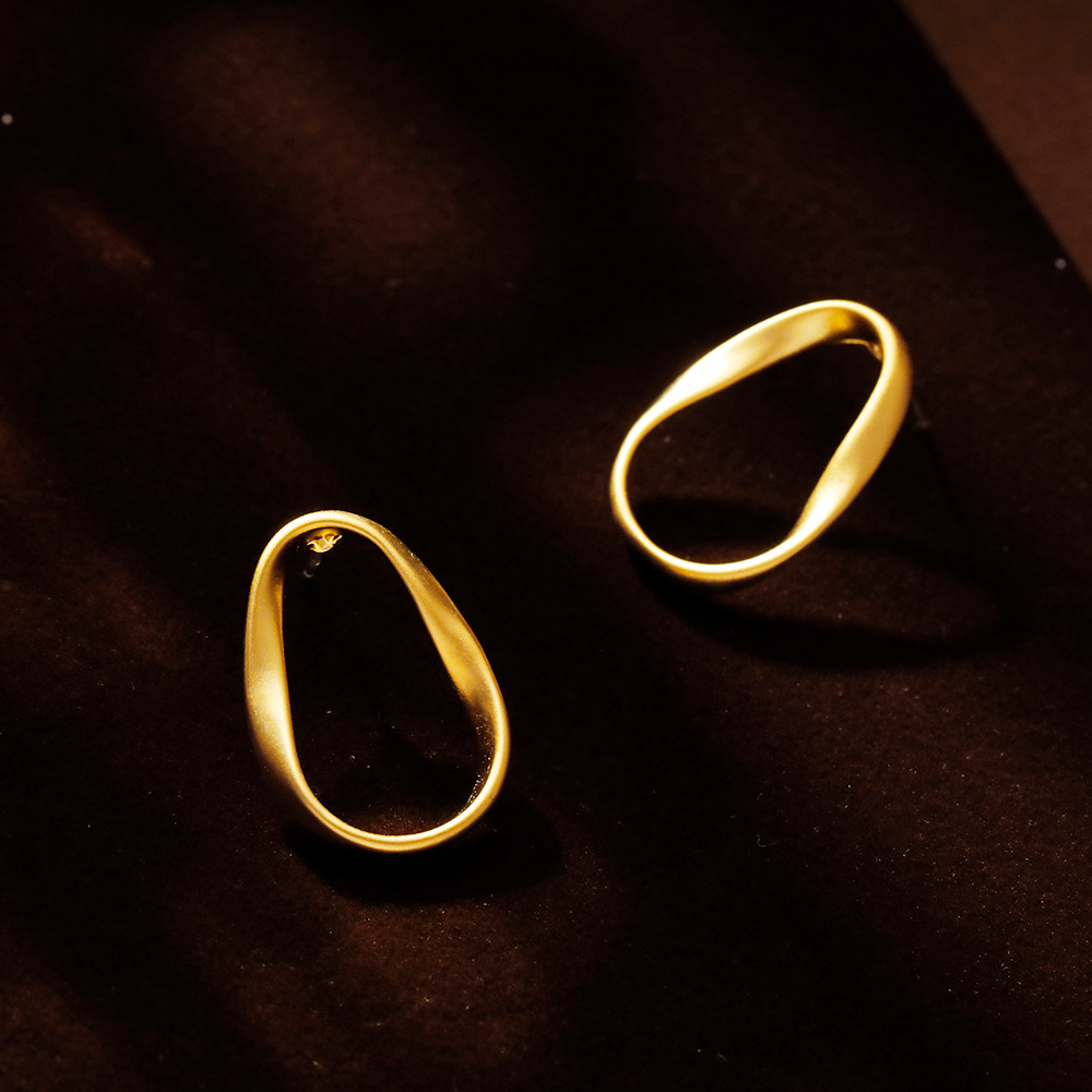 Hyacinth Dongdaemun designer geometric earrings, a trendy matte earring for women, are fashionable, simple, versatile and elegant earrings for women Specification image