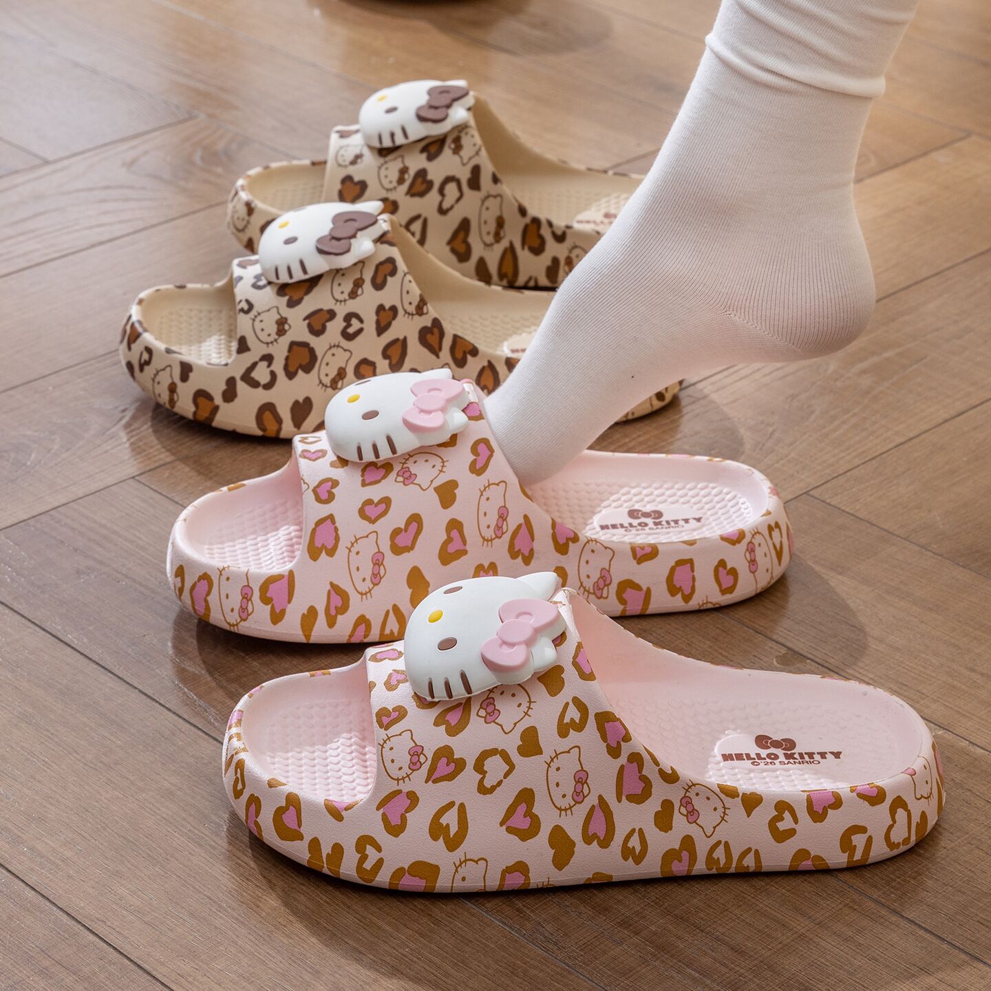 Sanrio's officially authorized Hello Kitty women's cool slippers for summer are cartoonish, cute, anti-slip, soft-soled and feel like stepping on poop details Picture