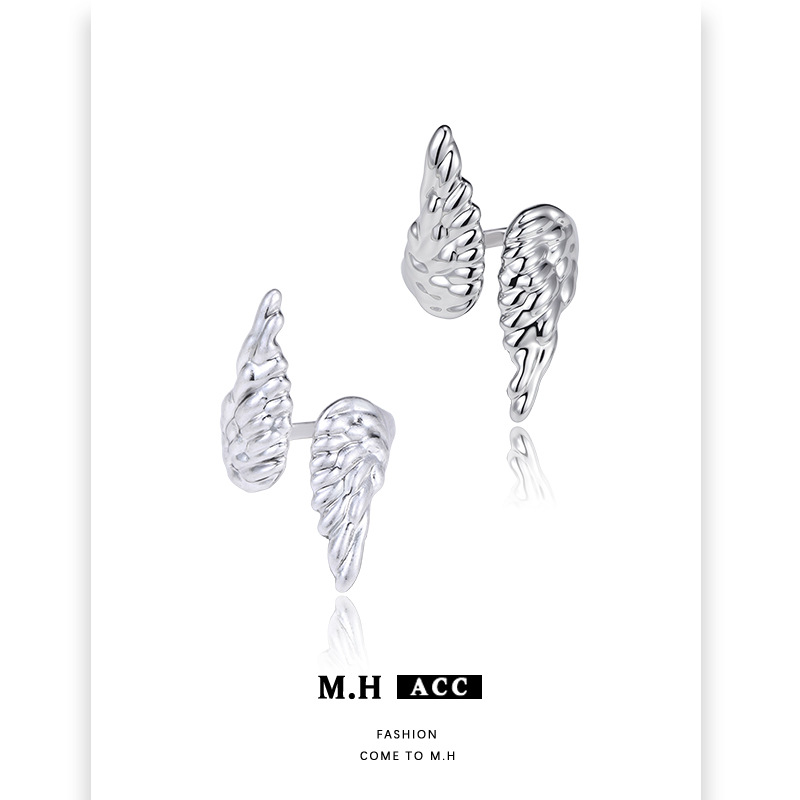 The Double Wing Wing ring is a fashionable and versatile women's index finger ring with a light luxury style and a niche design sense. It is simple and unique
