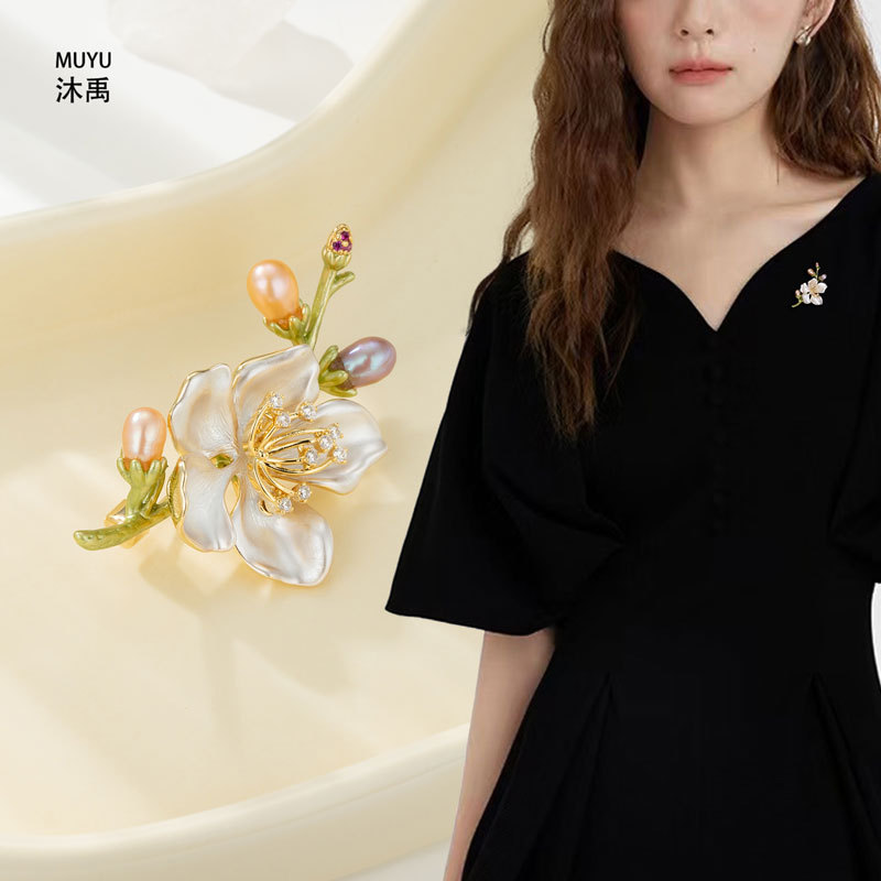 Forest-themed elegant freshwater pearl flower brooch, a niche design of light luxury floral pins, a new ultra-ethereal brooch details Picture