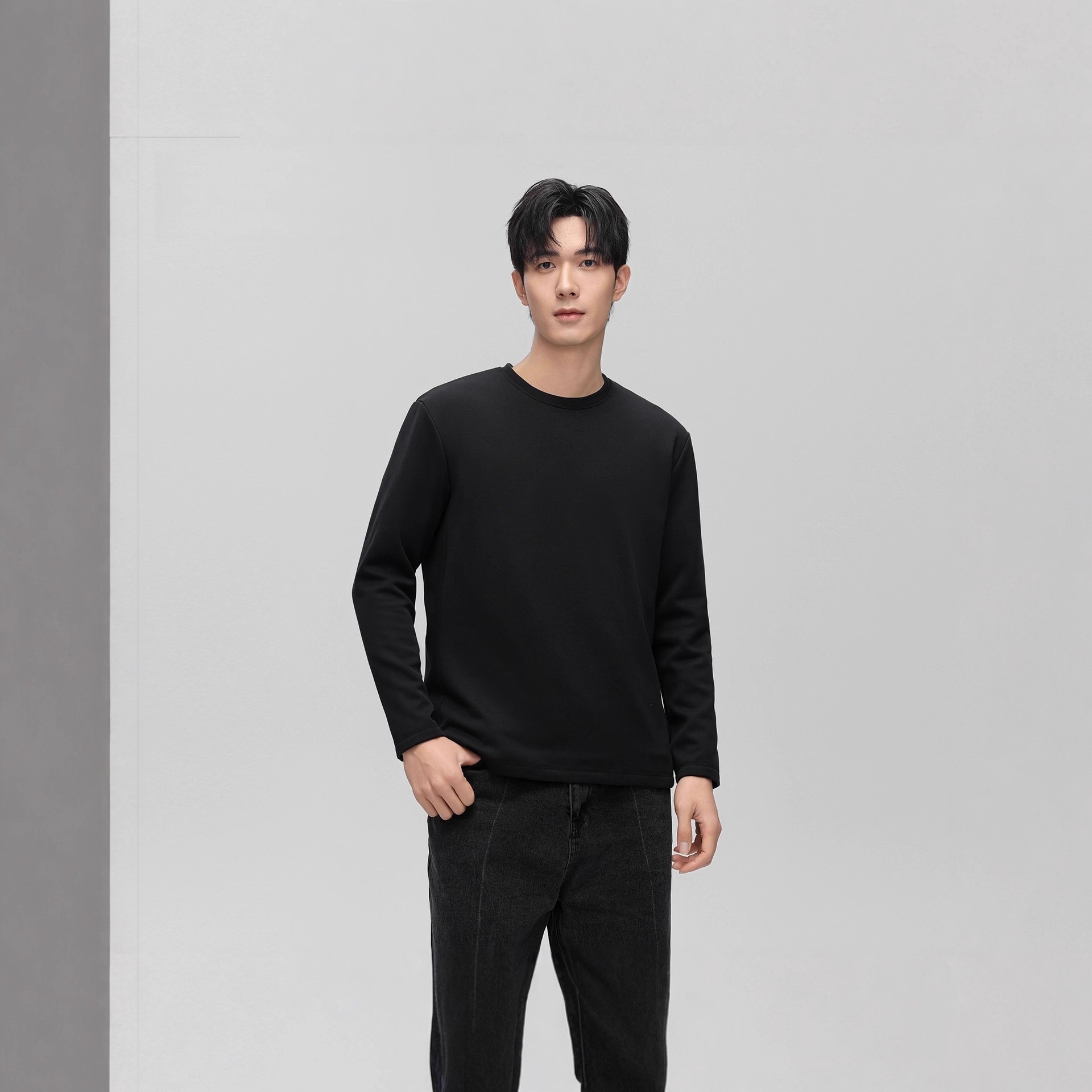 A 90-inch goose down T-shirt for both men and women, a 2025 autumn and winter couple's warm top with a round neck and long sleeves, made of white goose down Item Picture