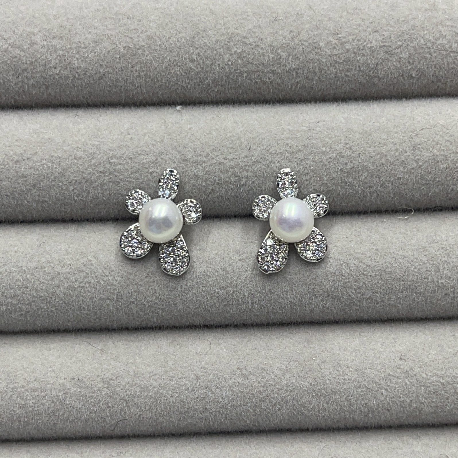 S925 Silver Needle Natural pearl ear studs, flower daisies, girls no need to pick and cultivate ear pearls, exquisite student earrings details Picture