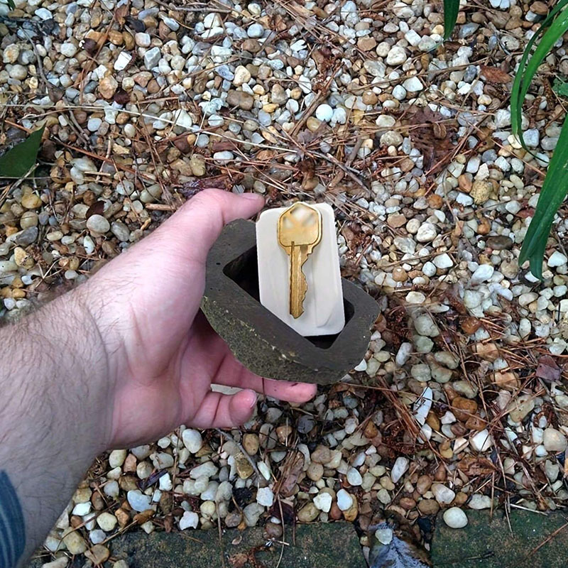Amazon new Product Key Hider Outdoor Courtyard Hidden Key Box Simulation Small Stone Decoration at the doorstep Application Scenario