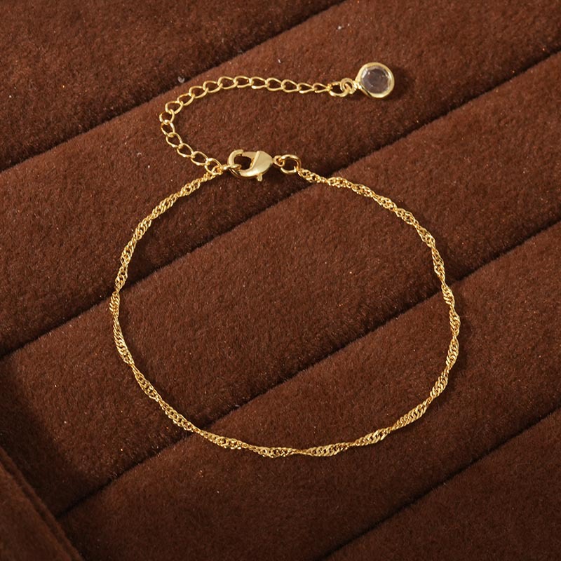 Factory direct sales of stainless steel gold-plated bracelets for women, fashionable and simple twist chains, European and American versatile jewelry wholesale Application Scenario