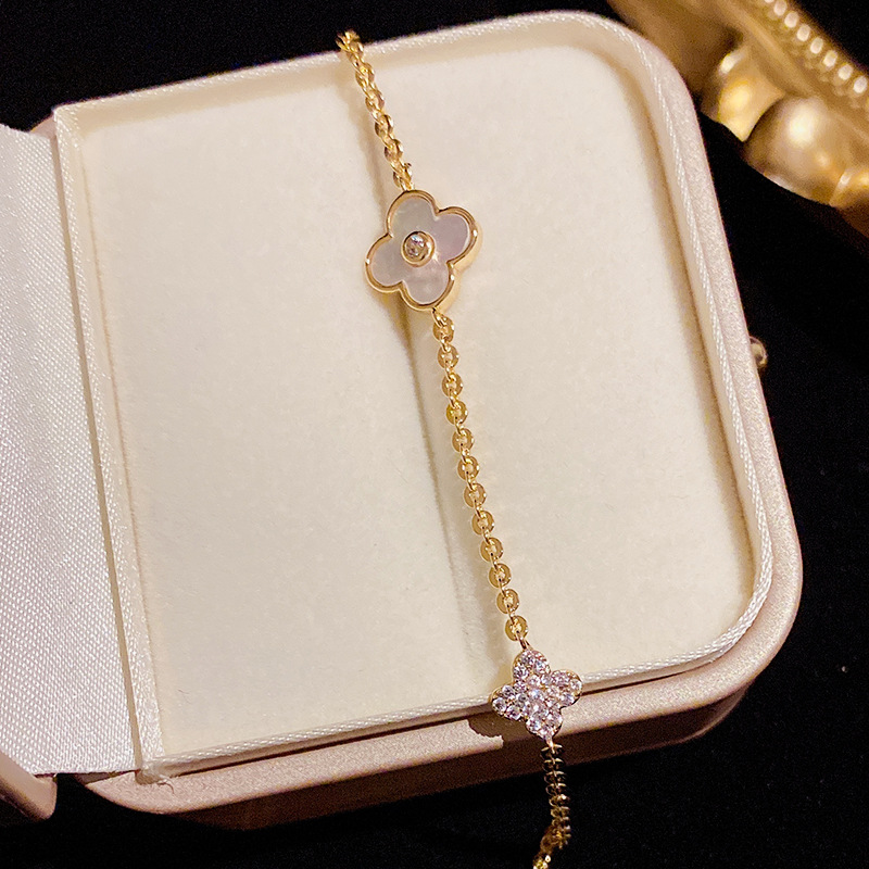 A trendy, fashionable and fresh, slightly inlaid zircon shell four-leaf flower bracelet, a light luxury and niche individual and elegant accessory Specification image