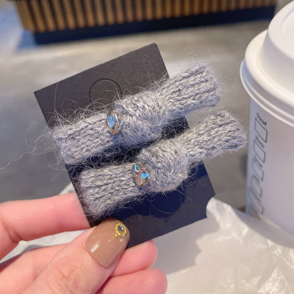 Grey high-end knotted knitted woolen duckbill clips, grey diamond hair clips, niche design side bangs clips Item Picture