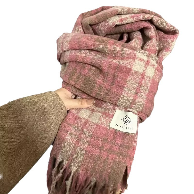A dual-purpose scarf and shawl for both autumn and winter, with a checkered pattern, high-end couple style, Korean student atmosphere, retro tassel neck, wholesale from street stalls Item Picture