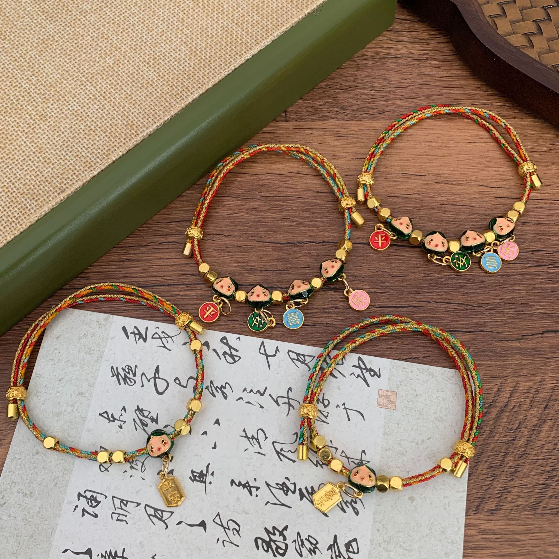 A new style of fashionable crystal bracelet featuring colorful woven crystal sand gold