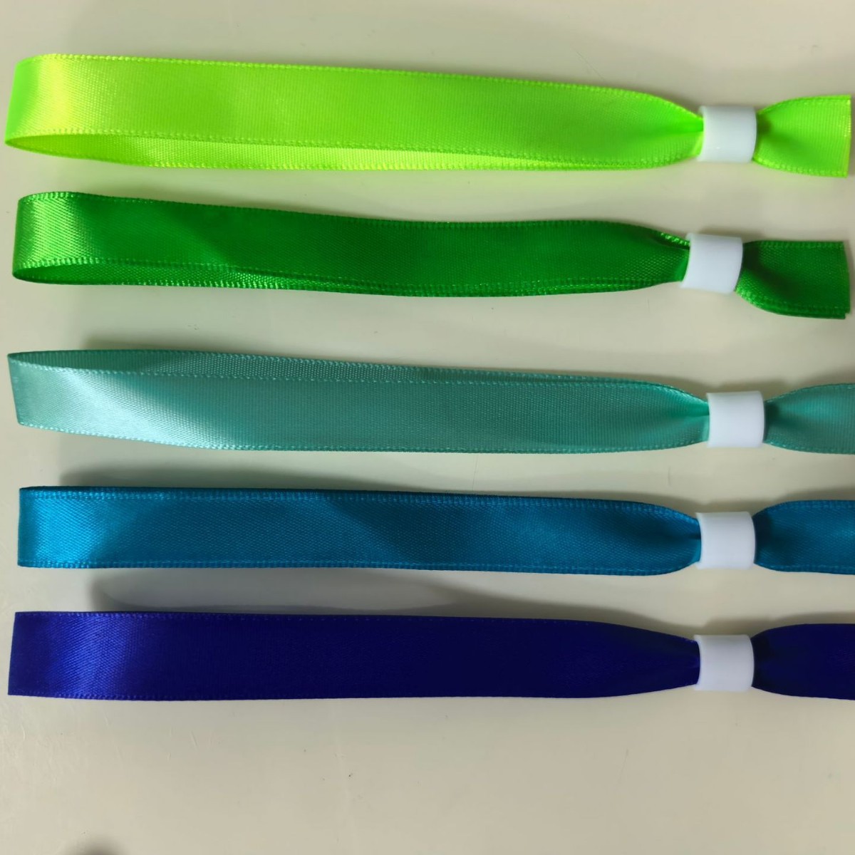 En stock al por mayor cinta multicolor banda de muñeca para actividades del día de los niños de 6 de junio pulsera para la celebración de la empresa de la escuela promoción details Picture