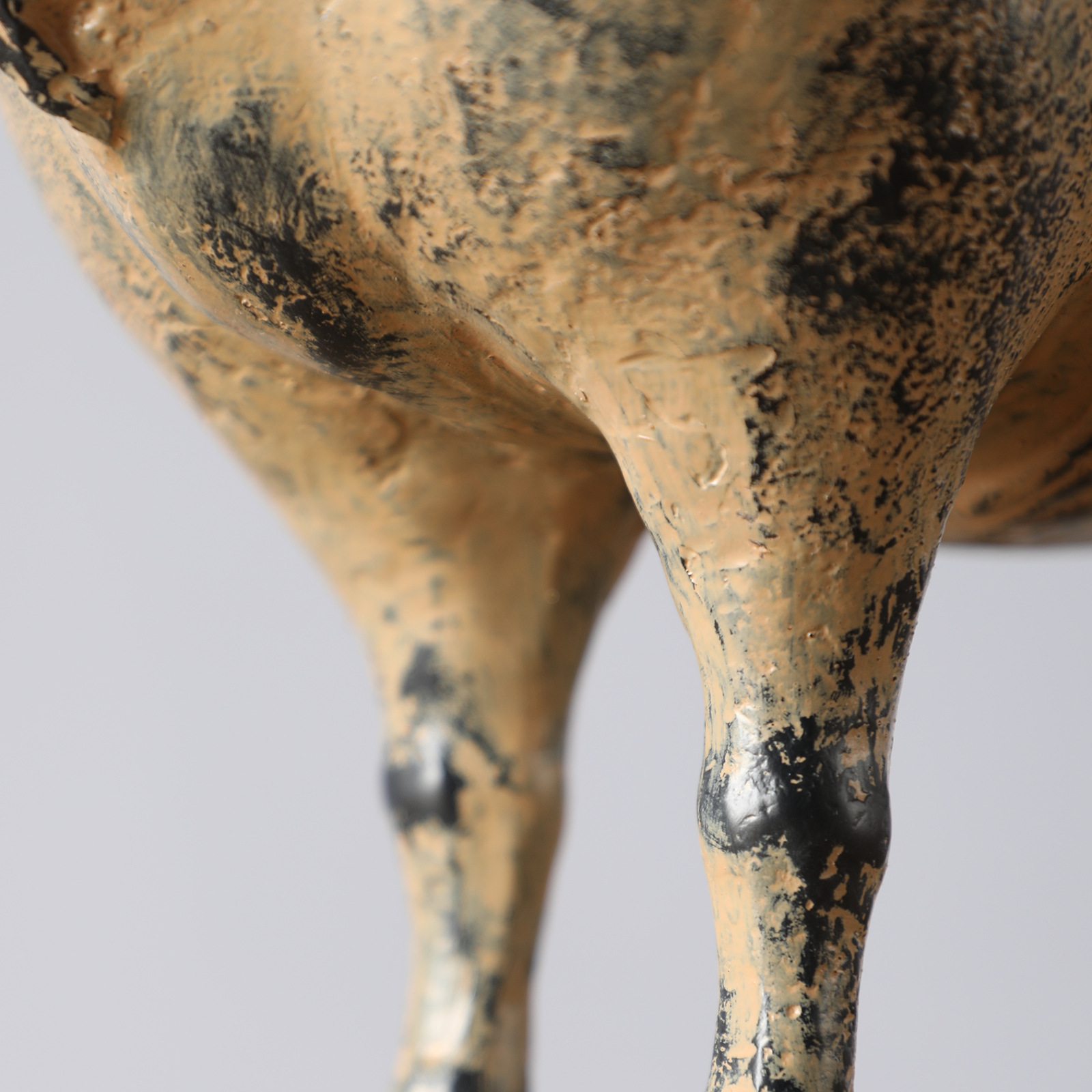 2026 Resin horse statues, hotel and home handicrafts, ornaments, handcrafted items, exquisite decorative items Application Scenario