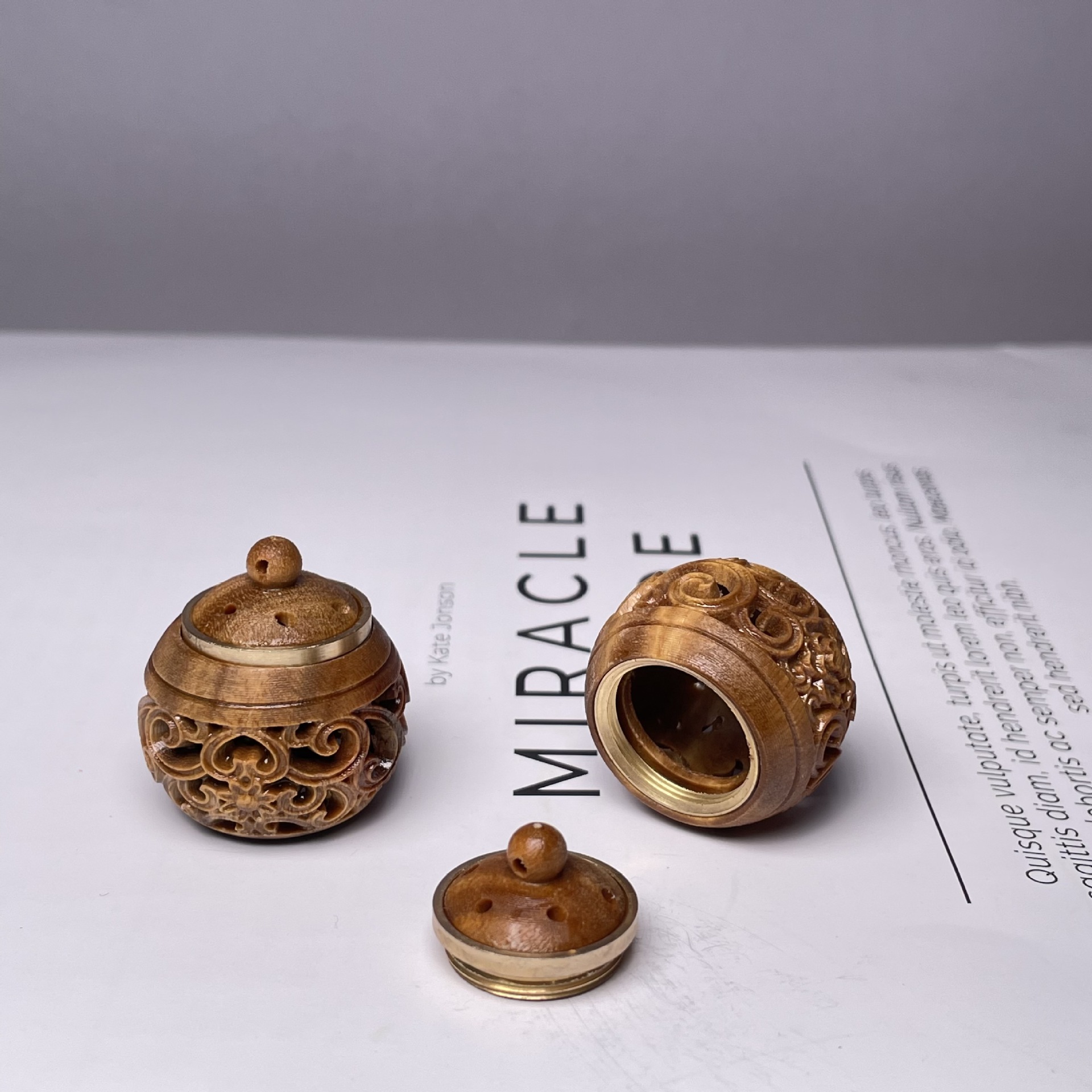 Chinese-style green sandalwood hollowed-out sachets, Xi Shi lanterns, peony and lotus flowers, handle POTS, diffusers, pendants, sandalwood ornaments and decorations Application Scenario