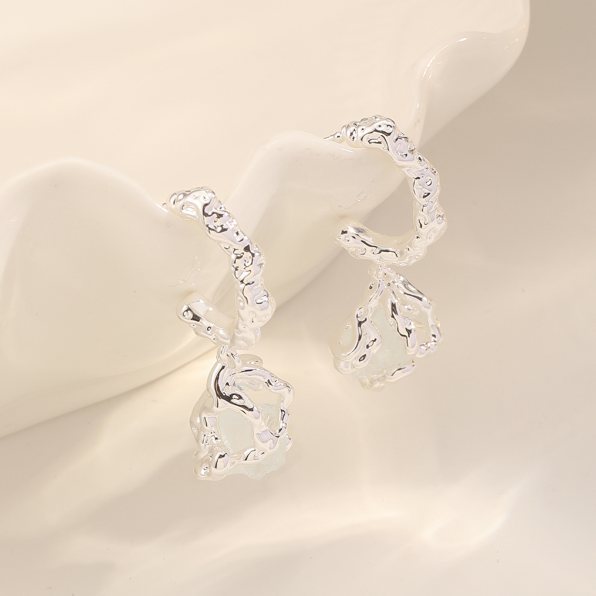 Nasha Cross-border exclusive French style irregular crystal stone inlaid earrings, women's fashionable and high-end style earrings Specification image