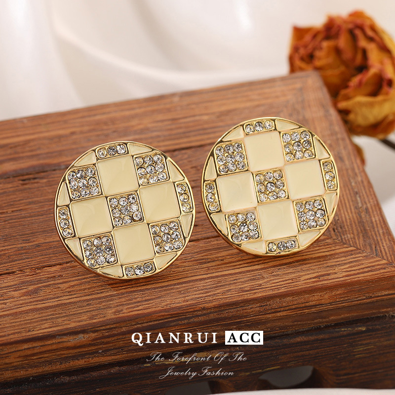 The new Korean fashion round wavy diamond-encruffled elegant earrings s925 silver needle exaggerated French light luxury niche style Specification image