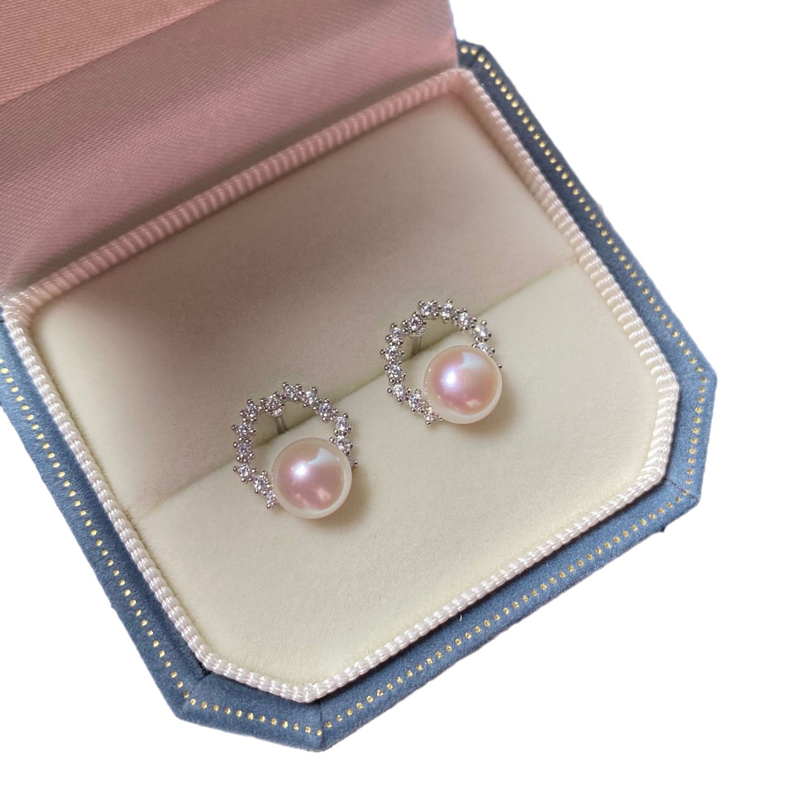 The TV drama's same style pearl earrings, 925 sterling silver inlaid with natural freshwater pearls, trendy new garland stud earrings for women Item Picture