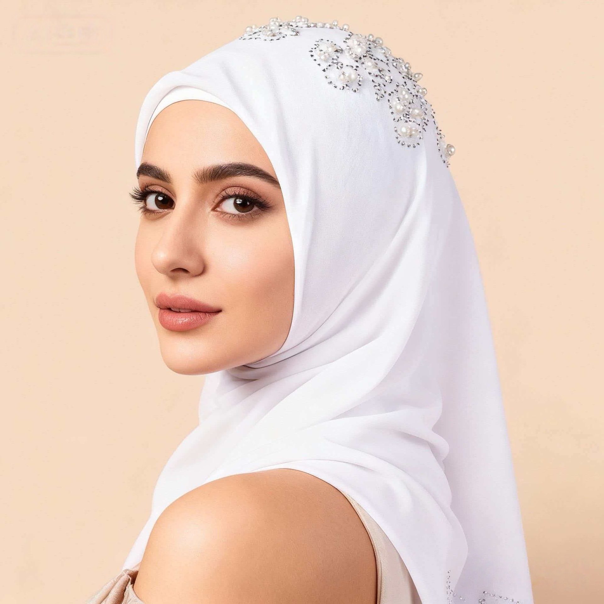 M145厂家烫钻妇女头巾民族风盖头珍珠雪纺围巾流行纱巾素色单色