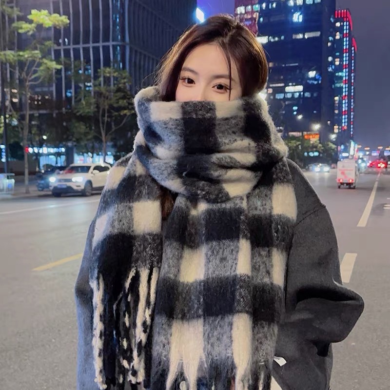 A new Korean-style checkered shawl for women's winter students, thickened and warm long plush scarf, men's trendy street stall wholesale