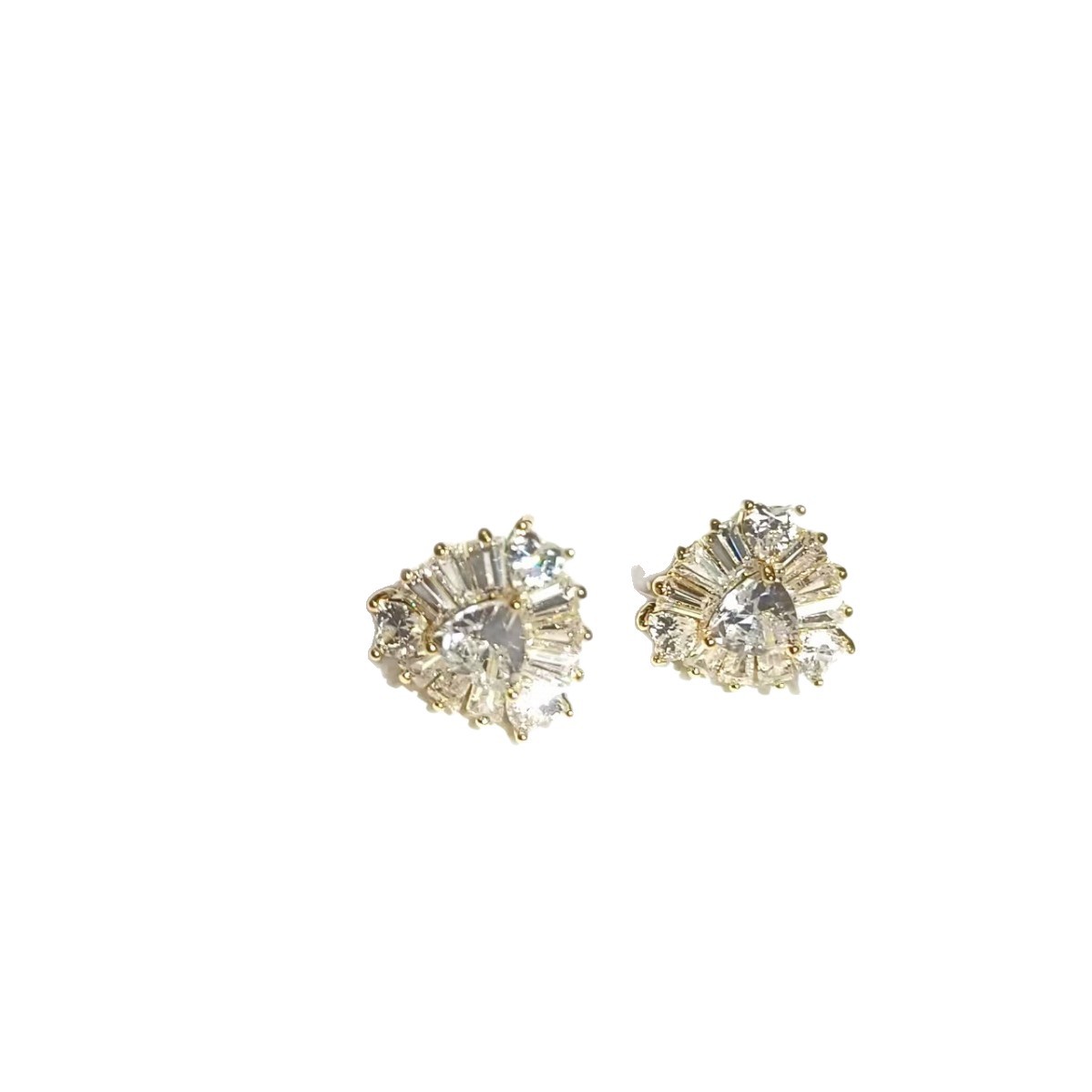 The new fashionable earrings exude a sense of sophistication. The oval-shaped micro-inset light luxury heavy metal stud is versatile for commuting. It's a niche and super flashy choice for Japanese and Korean women Item Picture