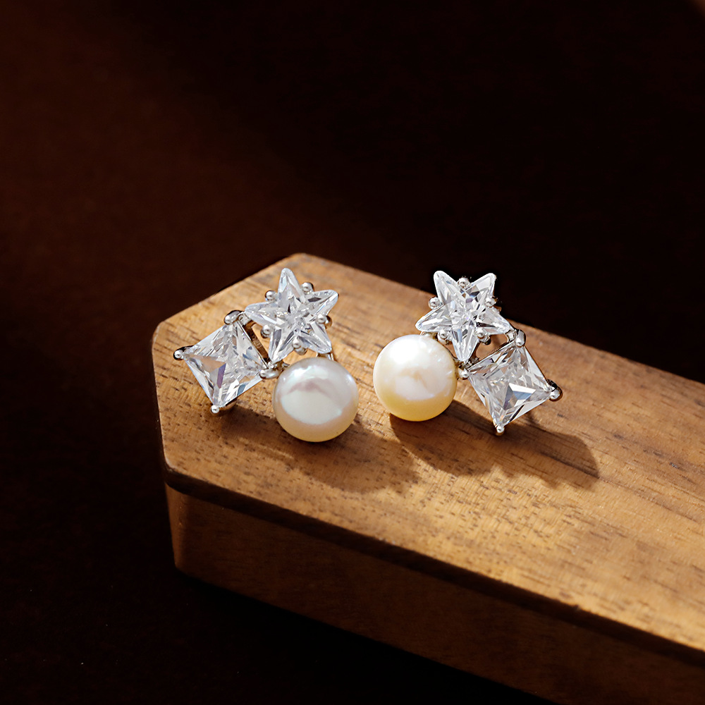 Hyacinth freshwater pearl stud earrings are fashionable, light luxury and super shiny. The five-pointed star zircon earrings have a unique design and will be a bestseller on Douyin in 2025 Application Scenario