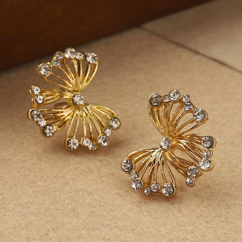 French bow stud earrings with diamond inlays, high-end hollowed-out earrings, feminine charm, individuality, summer light luxury, exquisite and best-selling earrings