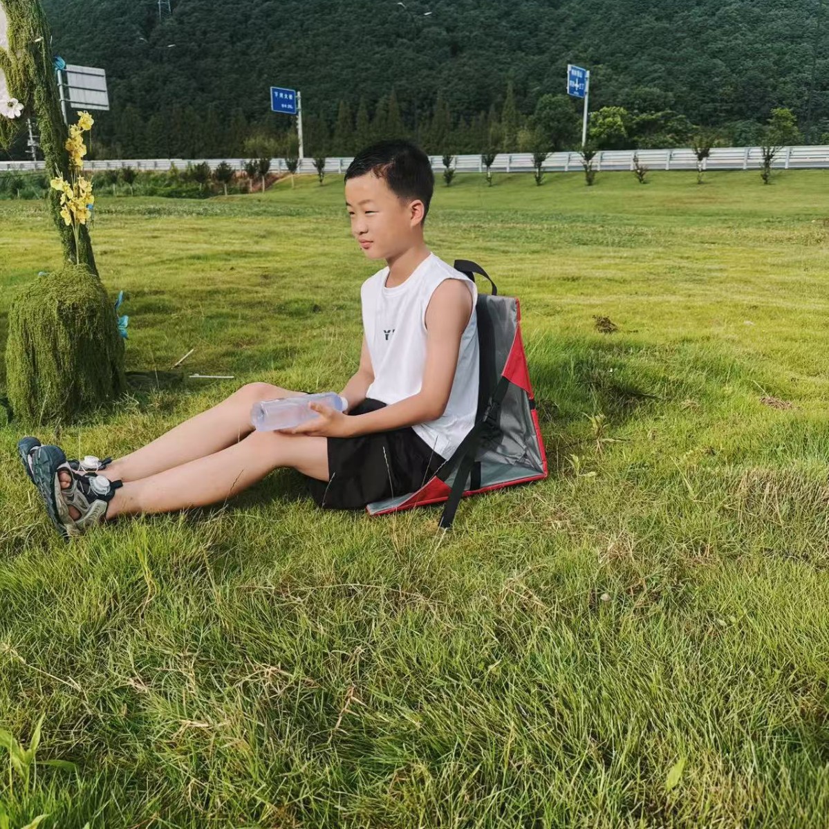 Cross-border Amazon outdoor thickened anti-dirt seat cushion, camping convenient concert seat cushion with backrest, moisture-proof seat cushion Application Scenario